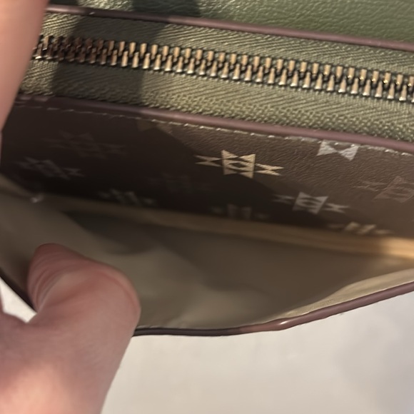 No brand small crossbody/clutch with multiple pockets - Picture 4 of 8